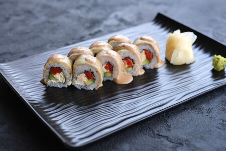 Ролл с баклажаном и ореховым соусом