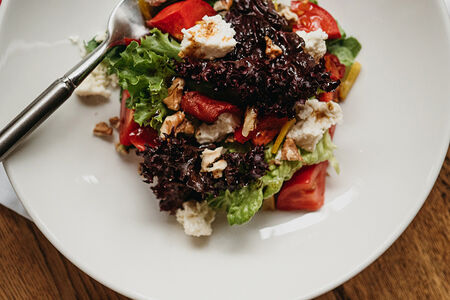 Салат с брынзой, томатами и орехом