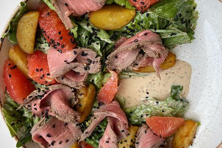 Салат с ростбифом, картофелем, грейпфрутом в ореховом соусе