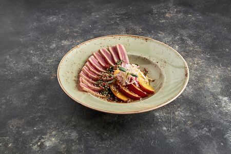 Тунец с гуакамоле и помело