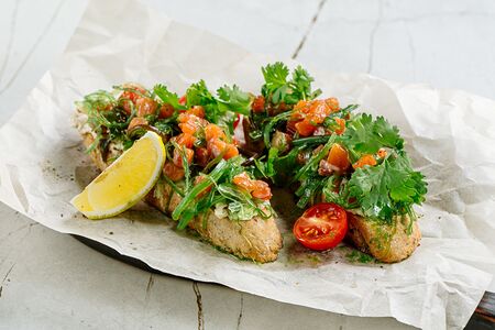 Брускетта с лососем, чукой и сырным кремом