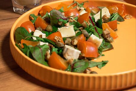 Салат с хурмой и сыром Бри