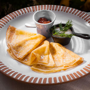 Блины со сметаной и красной икрой