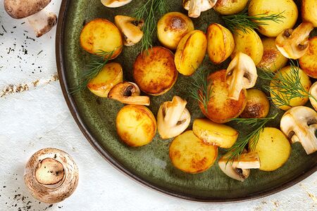 Картофель бейби, жаренный с грибами
