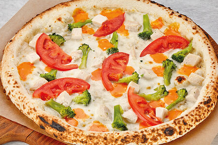 Пицца с курицей, брокколи и сыром чеддер