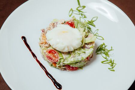 Салат с тунцом и яйцом пашот
