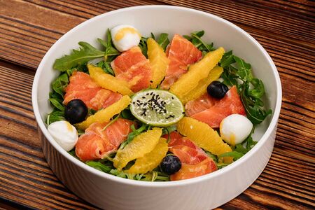 Салат Крудо с форелью и моцареллой