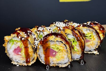 Горячий ролл в темпуре с копченым лососем