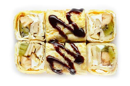 Сладкий ролл в блинчике