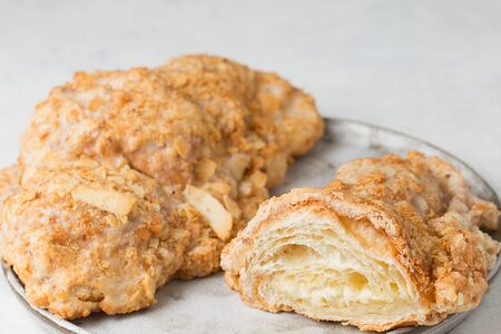 Круассан королевский с карамелью