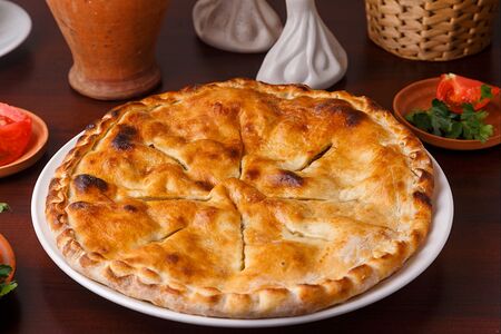 Пирог с картофельным пюре и сыром большой