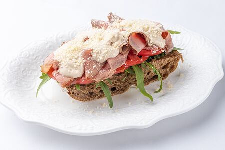 Открытый сэндвич с ростбифом и песто