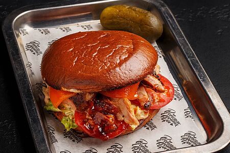 Бургер с копченым свиным ребром