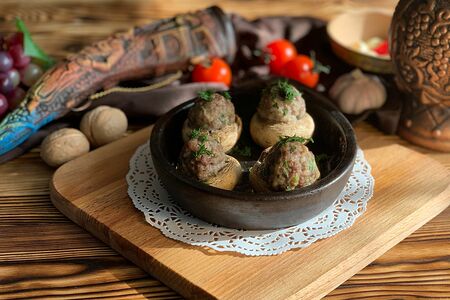 Шапки из шампиньонов с мясным фаршем, жаренные на кеци