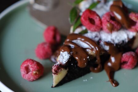 Воскресный брауни с малиной