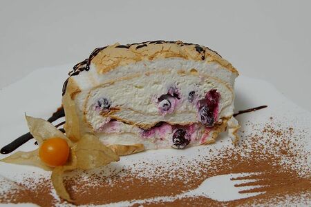 Меренговый рулет с черной смородиной