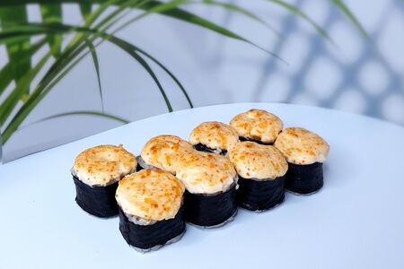 Запеченный мини-ролл с лососем