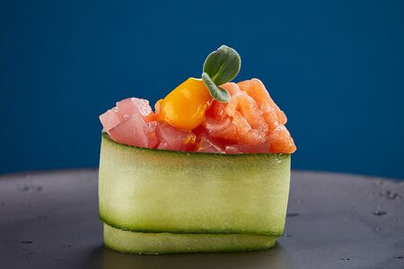 Гункан №5 с мурманским лососем и тунцом yellowfin