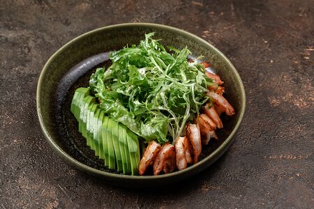 Салат с обжаренными креветками и манго