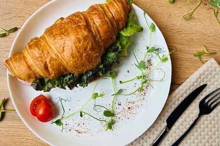 Круассан с лососем