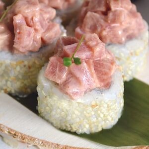 Ролл острый тунец