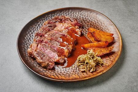 Стейк Рибай с жареным картофелем и овощами