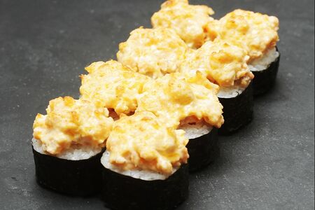 Запеченный ролл Спайси лосось