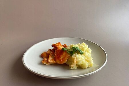 Курица в кисло-сладком соусе с пюре
