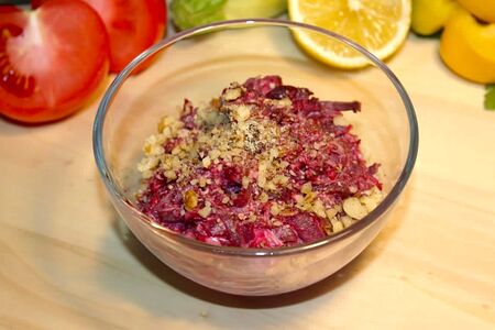 Свекла с чесноком и грецкими орехами