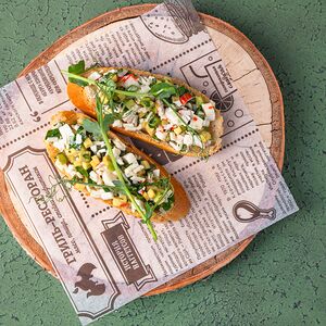 Брускетты с нежным крабом и авокадо