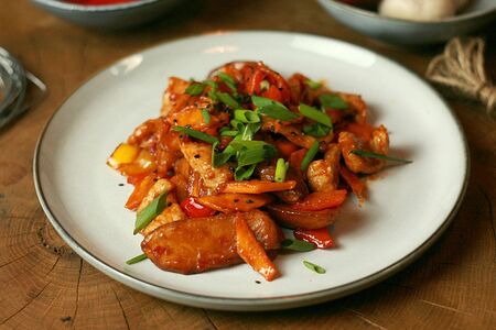 Острая свинина с овощами Wok