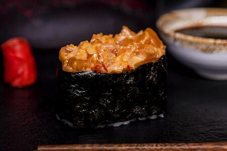 Суши спайс с лососем