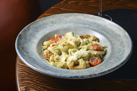 Паста с креветками и соусом песто