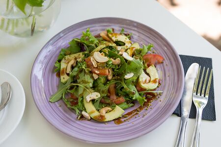 Салат из авокадо, томатов и кешью