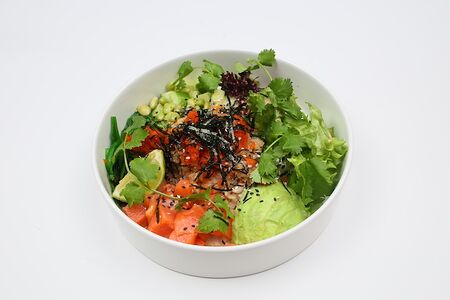 Поке с лососем, авокадо и чукой