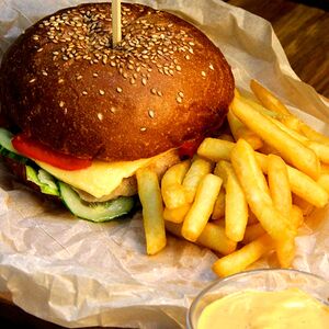 Бургер-сет В лапах у медведя с фри и соусом