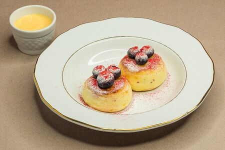 Сырники с кремом англез и сезонными ягодами