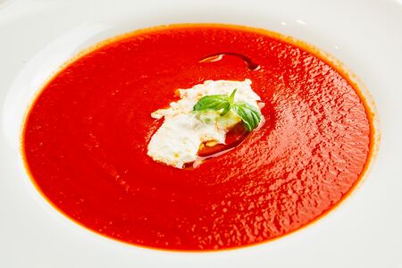 Крем-суп из томатов со страчателлой