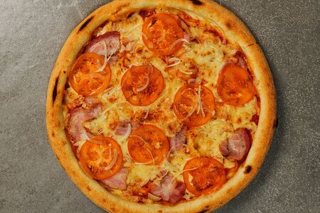 Пицца с копченной свининой и томатами