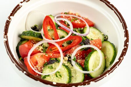 Овощной салат по-грузински с орехами