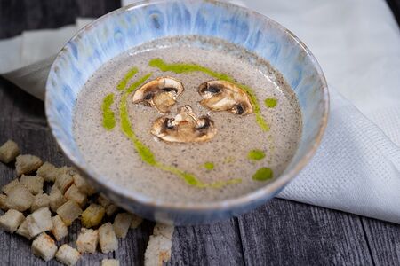 Грибной крем-суп с сухариками