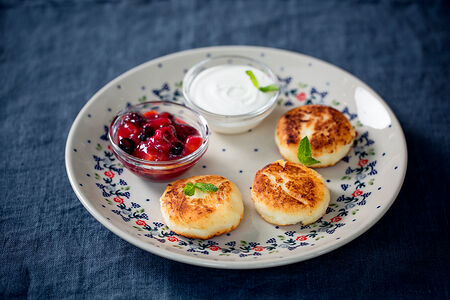 Сырники из рикотты с вареньем