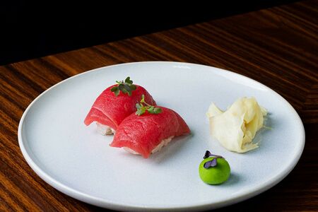 Суши с тунцом аками