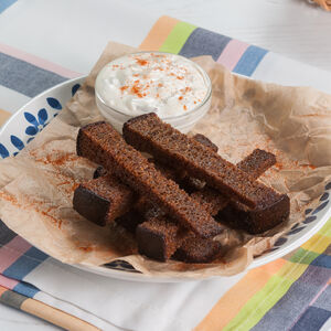 Гренки чесночные с соусом тартар