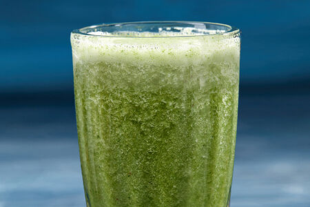 Смузи на яблочном соке со шпинатом