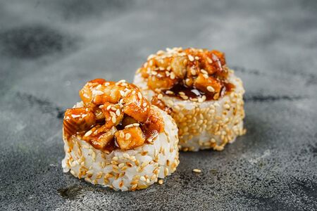 Запеченный ролл нежный угорь