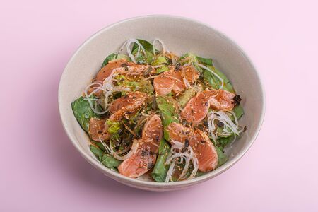 Салат с татаки из лосося