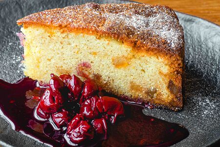 Теплый зимний пирог с вишневым вареньем