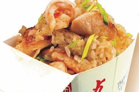 Курица с ананасами и креветками