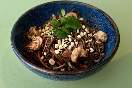 Вок из собы с овощами в сладко-соевом соусе